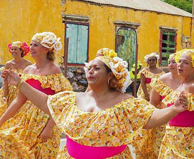 Locals-embracing-the-music Locals embracing the music