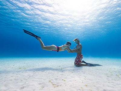 Express your love for each other in a breathtaking freediving photoshoot