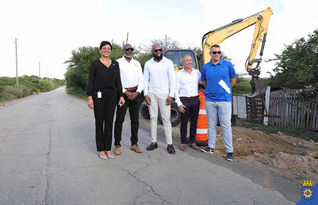 Maintenance work on Kaminda di Rincon